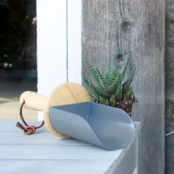 Burgon & Ball Steel Soil Scoop -Gardens And Landscaping burgon ball steel soil scoop5019360014867 01i bq