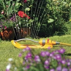 Hozelock Plus Swinging Sprinkler -Gardens And Landscaping hozelock plus swinging sprinkler5010646037679 03bq
