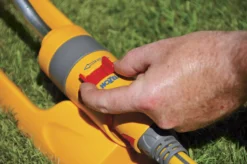 Hozelock Plus Swinging Sprinkler -Gardens And Landscaping hozelock plus swinging sprinkler5010646037679 03i
