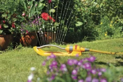 Hozelock Plus Swinging Sprinkler -Gardens And Landscaping hozelock plus swinging sprinkler5010646037679 04i