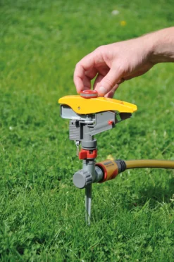 Hozelock Pulsating Pulse Sprinkler -Gardens And Landscaping hozelock pulsating pulse sprinkler5010646057677 01i
