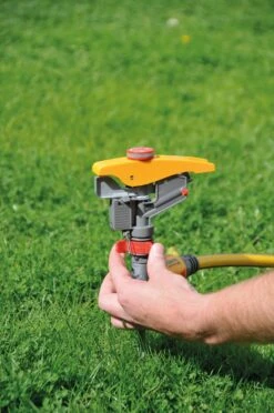 Hozelock Pulsating Pulse Sprinkler -Gardens And Landscaping hozelock pulsating pulse sprinkler5010646057677 03bq
