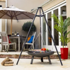 La Hacienda Tripod Hanging Grill -Gardens And Landscaping la hacienda tripod hanging grill5055025586126 02i bq